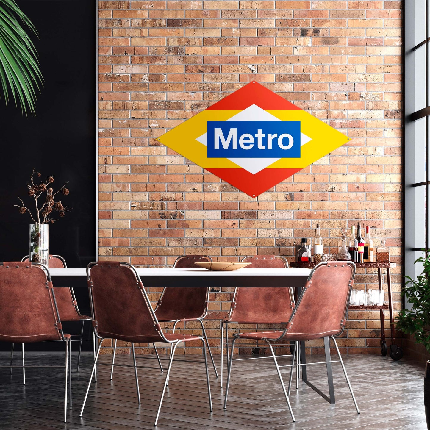 Comedor moderno con sillas marrón, pared de ladrillo y letrero Metro decorativo