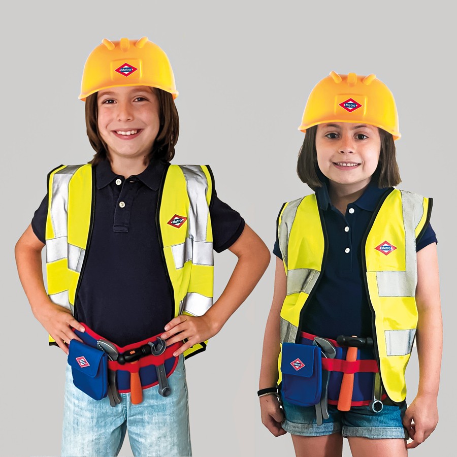 Niños con chaleco reflectante, casco de construcción amarillo y cinturón de herramientas.