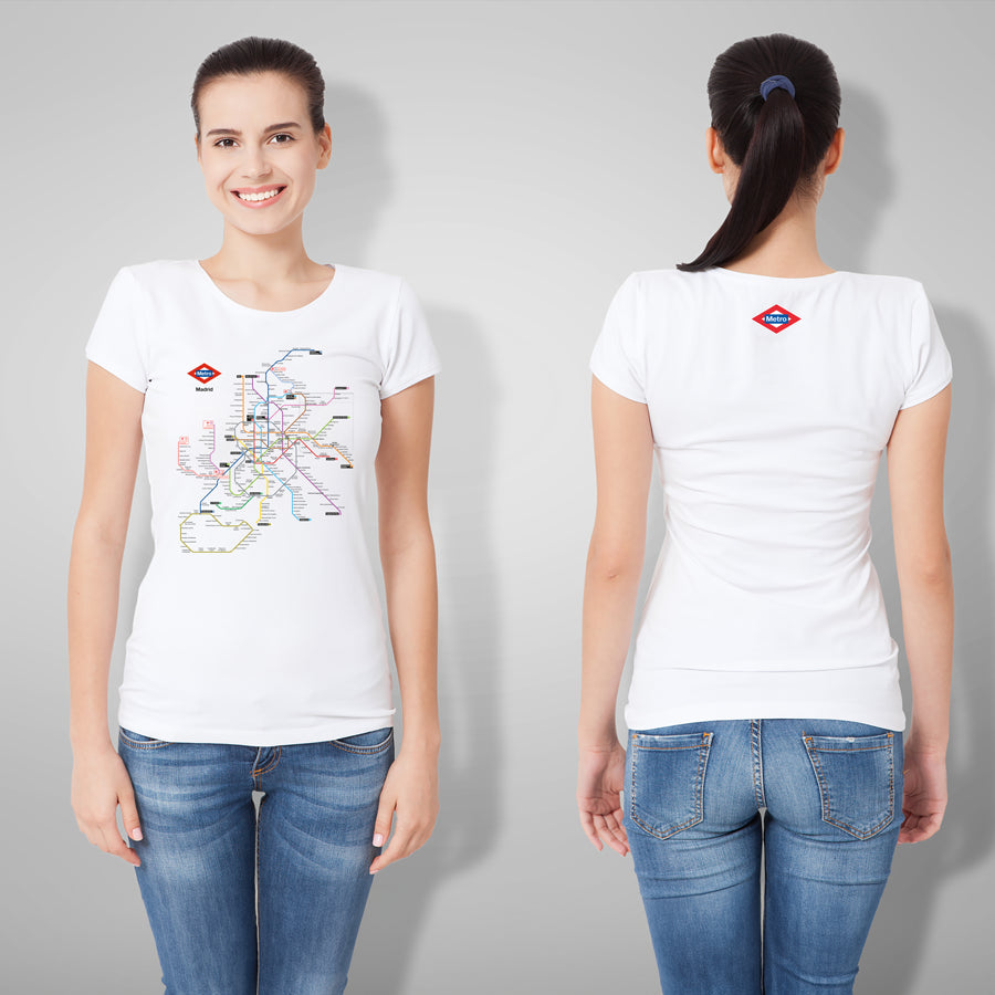 Camiseta blanca con plano del metro de Madrid, mujer posando de frente y de espaldas, moda urbana.
