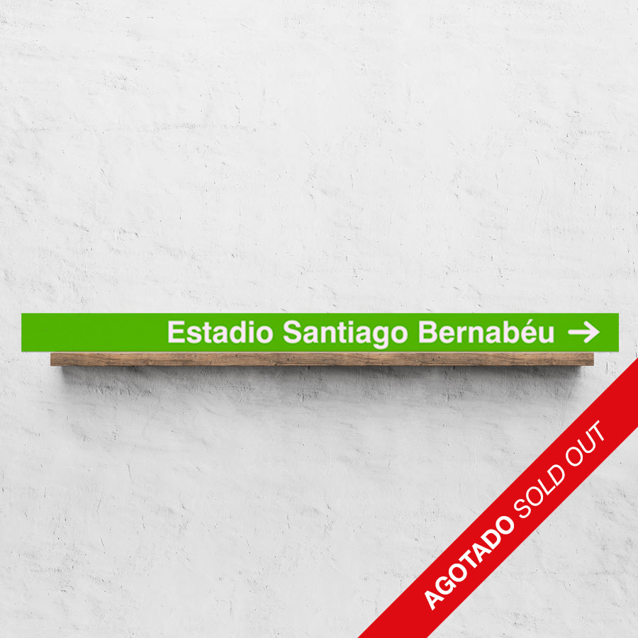 Señal verde Estadio Santiago Bernabéu sobre repisa, letrero agotado