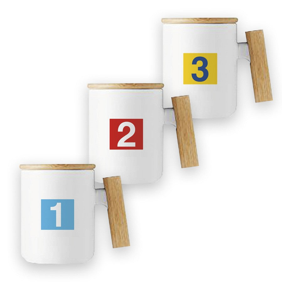 Tazas blancas de cerámica con mango de madera y números 1, 2 y 3 en colores