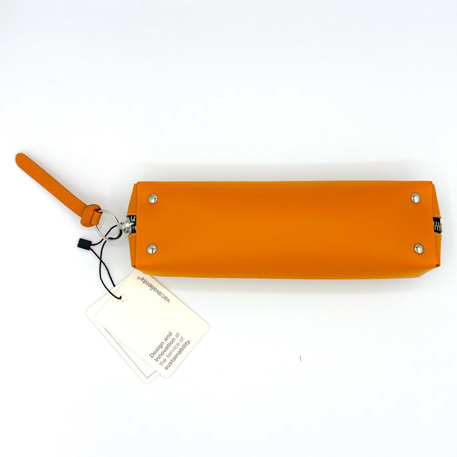 Estuche rectangular naranja de cuero sintético con etiqueta, sobre fondo blanco