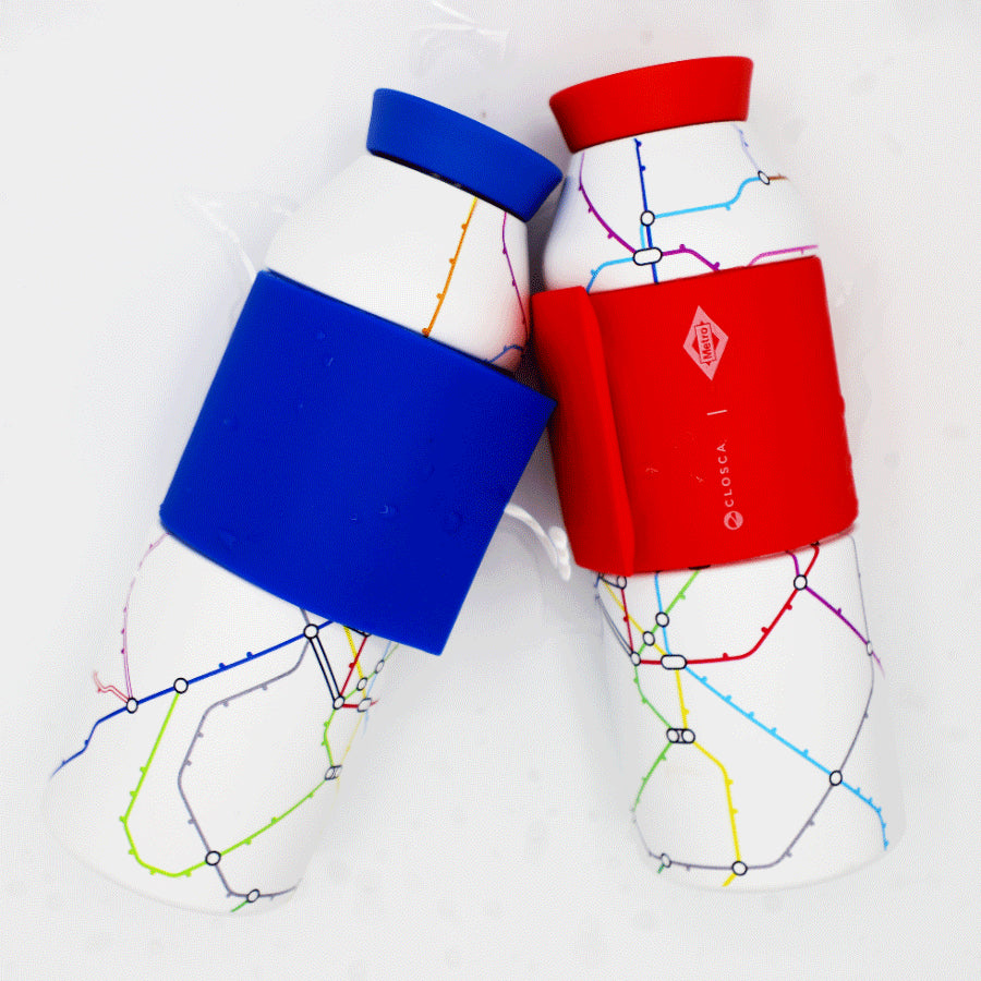 Dos botellas reutilizables Closca blancas con diseño de mapa y fundas de silicona azul y roja