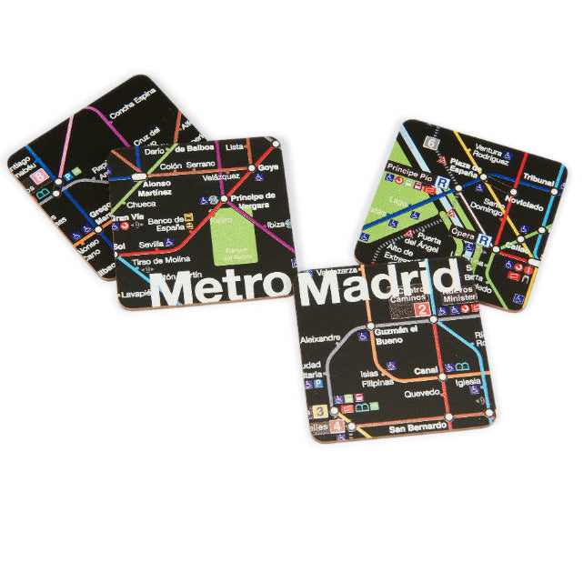 Posavasos cuadrados con diseño de mapa del metro de Madrid sobre fondo blanco.