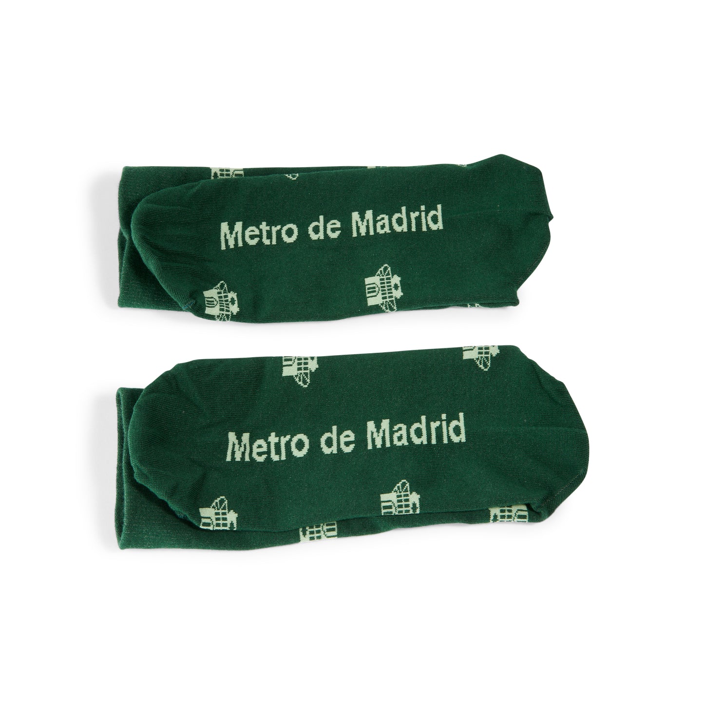 Calcetines verdes con texto Metro de Madrid y diseño de metro sobre fondo blanco