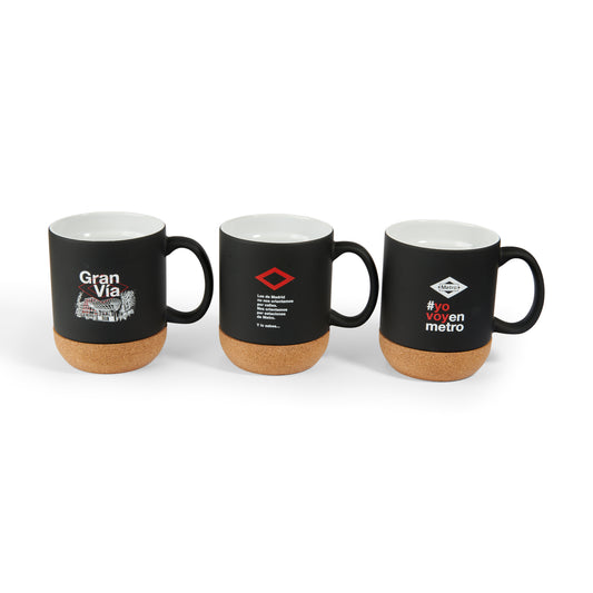 Tazas negras con base de corcho, diseños de Metro de Madrid y frases Gran Vía y #yovoyenmetro