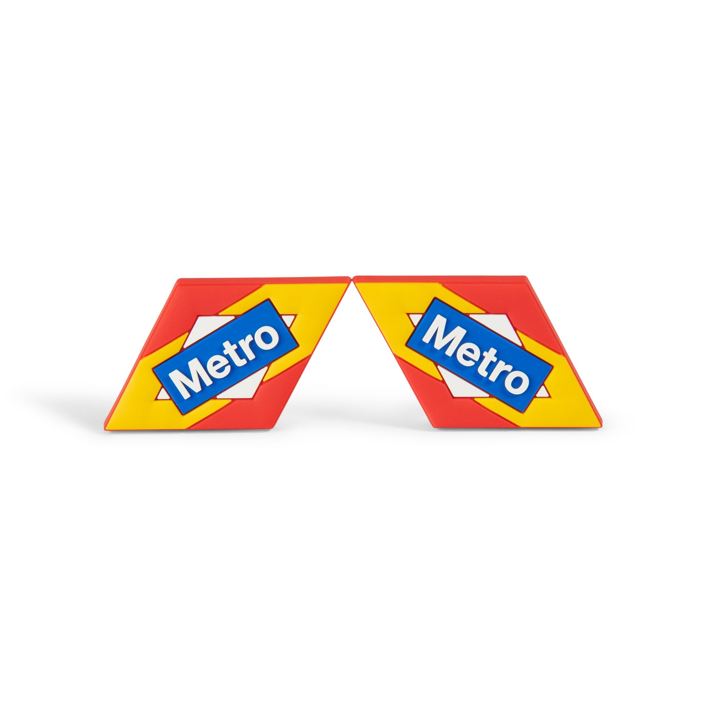 Dos placas rojas y amarillas con el logo Metro, fondo blanco, señalización llamativa.
