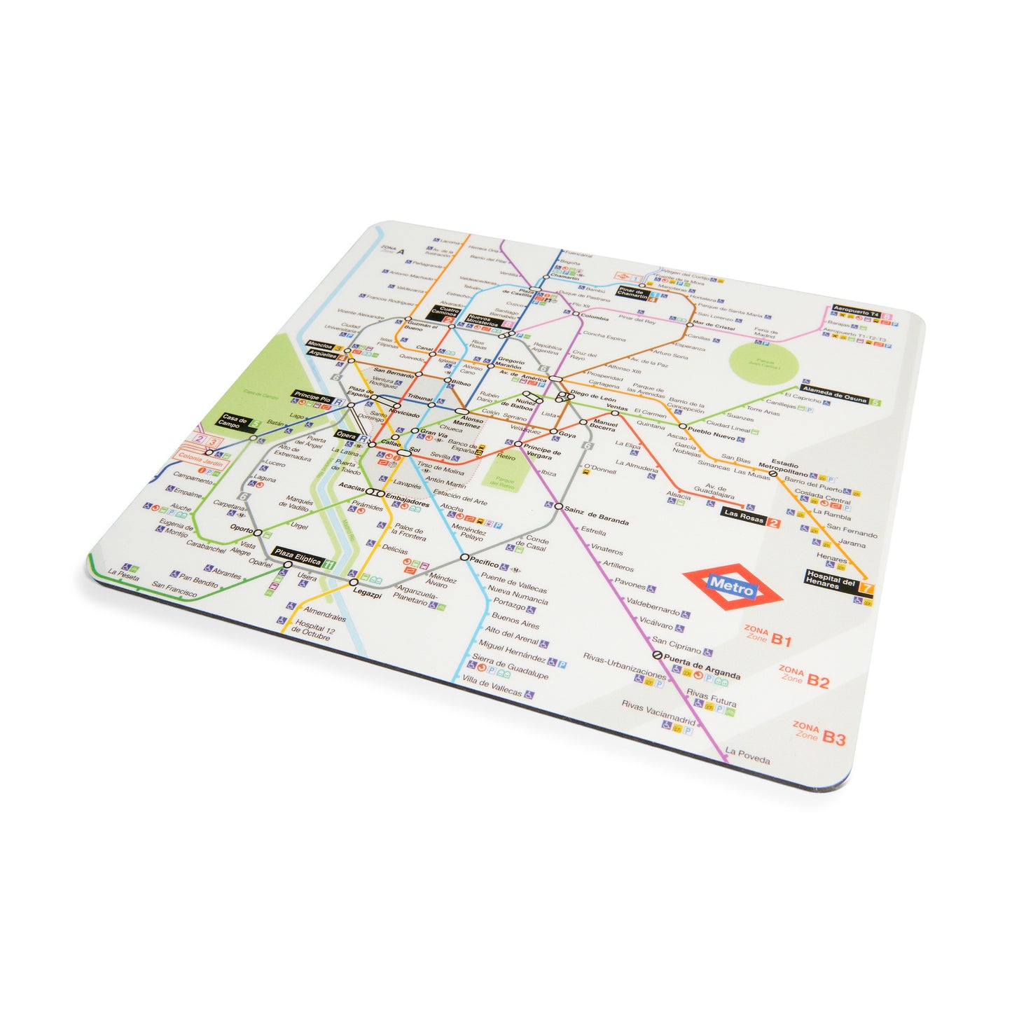 Plano del metro de Madrid impreso sobre una tabla blanca, líneas de metro y estaciones visibles.