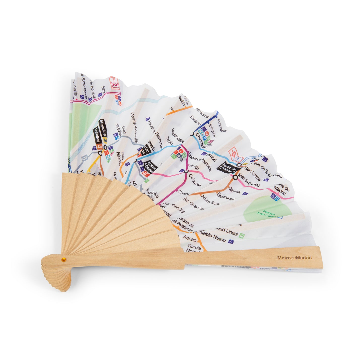 Abanico de madera con diseño de mapa del metro de Madrid, fondo blanco