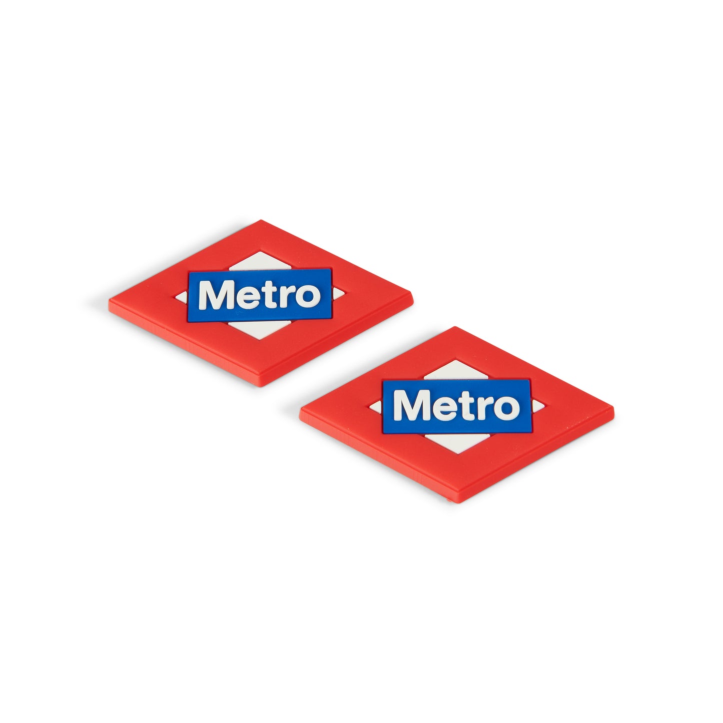 Dos imanes rojos con logo Metro Madrid sobre fondo blanco, merchandising de metro.
