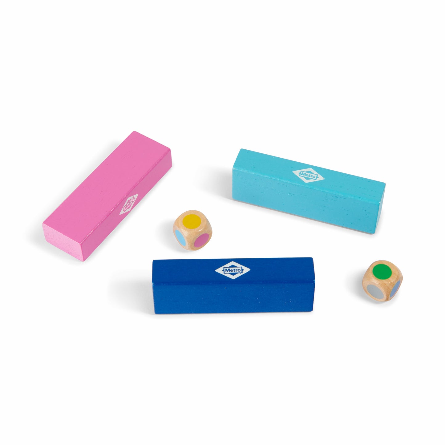 Bloques de madera de colores Metro y dos dados sobre fondo blanco, juguete educativo