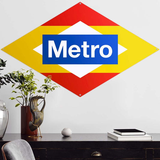 Letrero Metro estilo retro en pared blanca, decoración moderna con plantas y escritorio