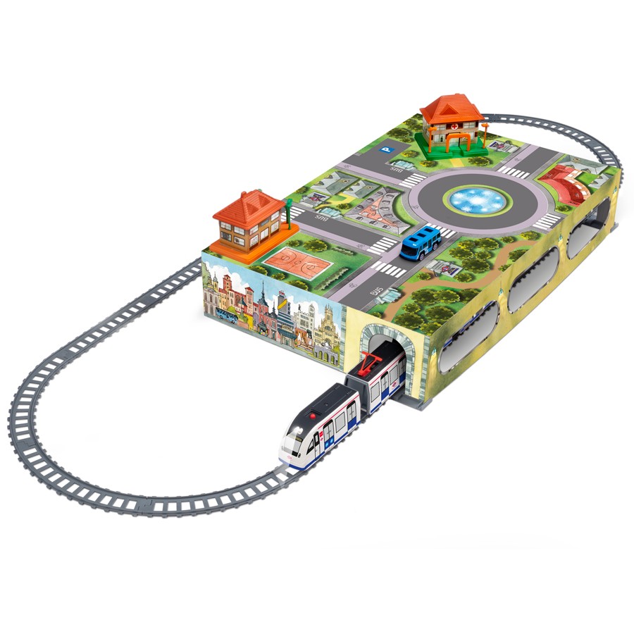 Set de tren de juguete con pista, túnel, edificios y auto sobre fondo blanco