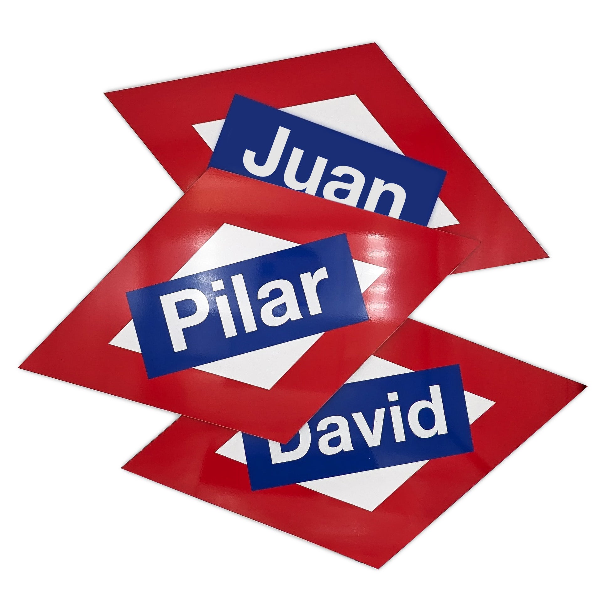 Placas rojas personalizadas estilo Metro de Madrid con los nombres Juan, Pilar y David