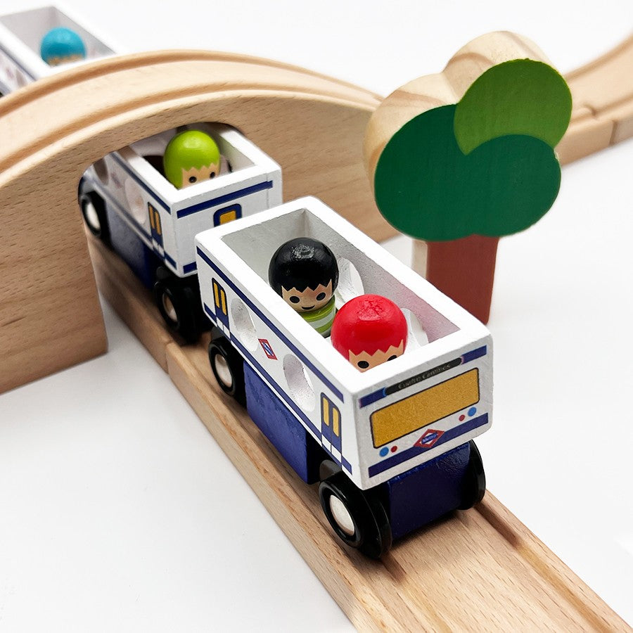 Tren de juguete de madera con pasajeros, vía elevada y árbol decorativo, juguete infantil