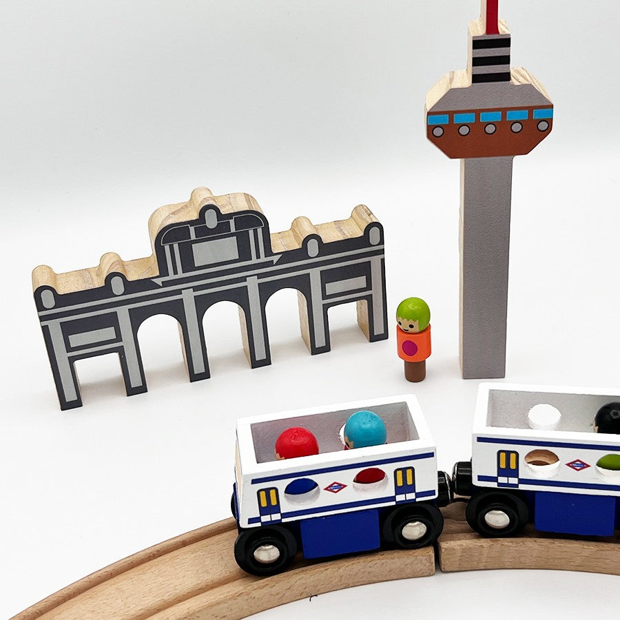 Juguetes de madera: tren, figuras y edificios en una vía curva para niños