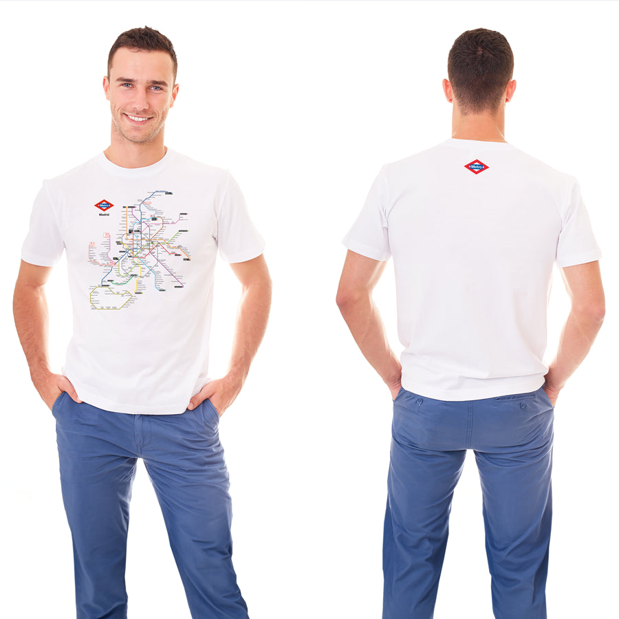 Camiseta blanca con mapa del metro de Madrid, modelo masculino, fondo blanco, moda urbana.