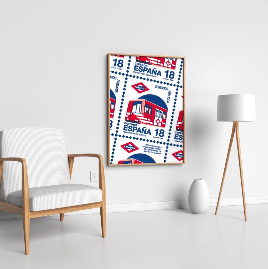 Cartel decorativo de sello de Metro de Madrid en sala minimalista con silla y lámpara