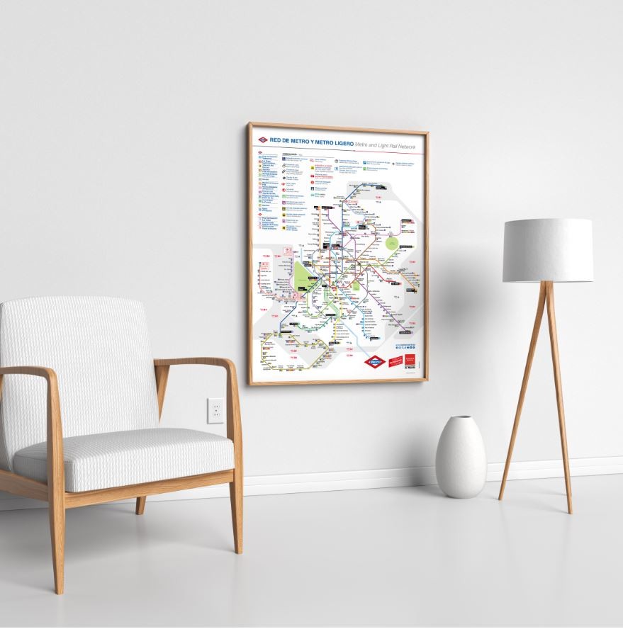 Sala minimalista con póster de mapa del metro de Madrid en la pared, silla y lámpara moderna