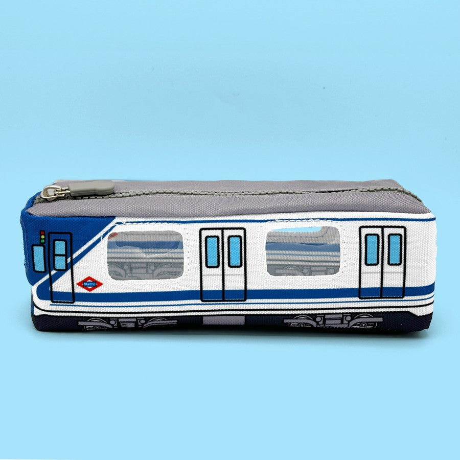 Estuche escolar con diseño de tren del Metro de Madrid sobre fondo azul claro