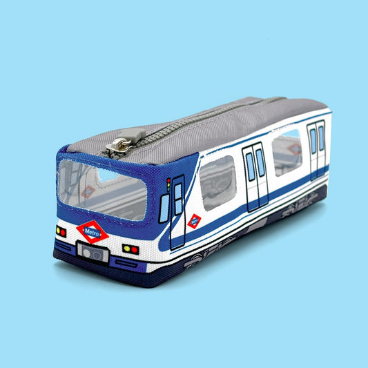 Estuche escolar en forma de metro de Madrid sobre fondo celeste, cremallera gris.