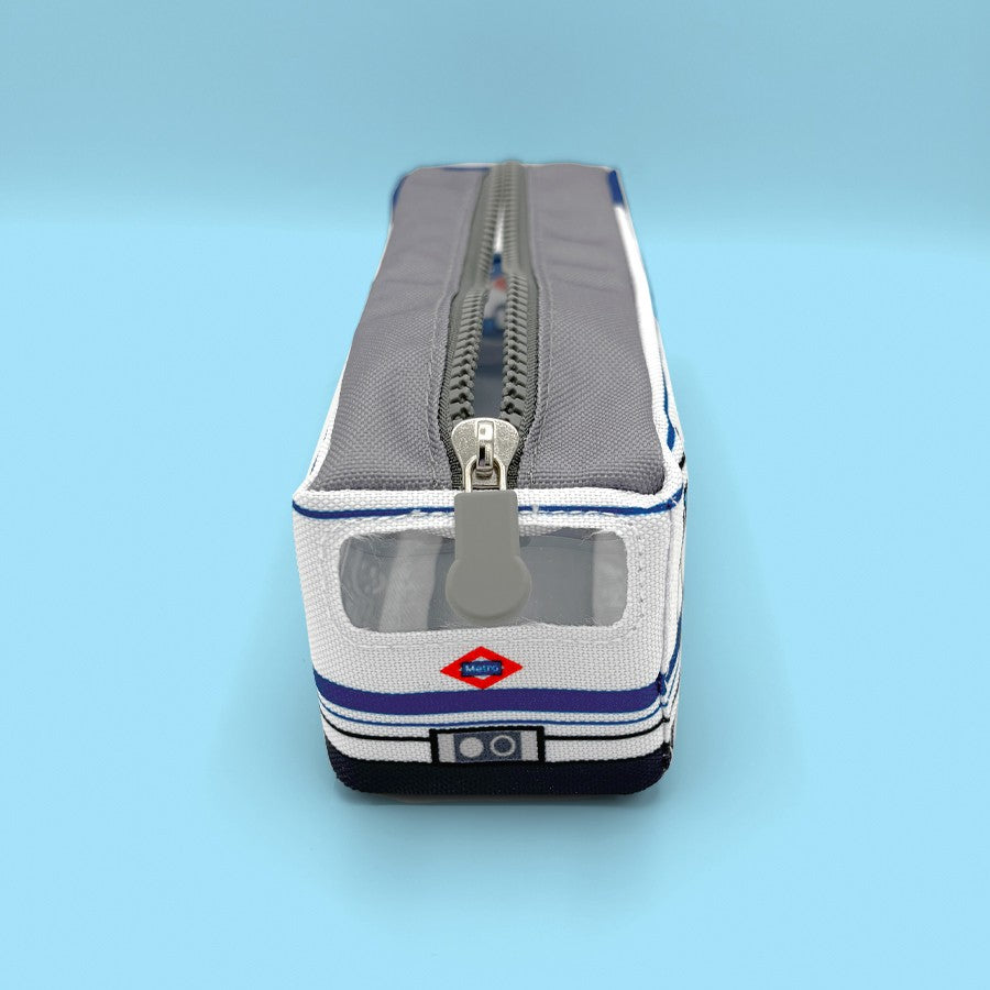 Estuche escolar con diseño de vagón de metro de Madrid sobre fondo azul