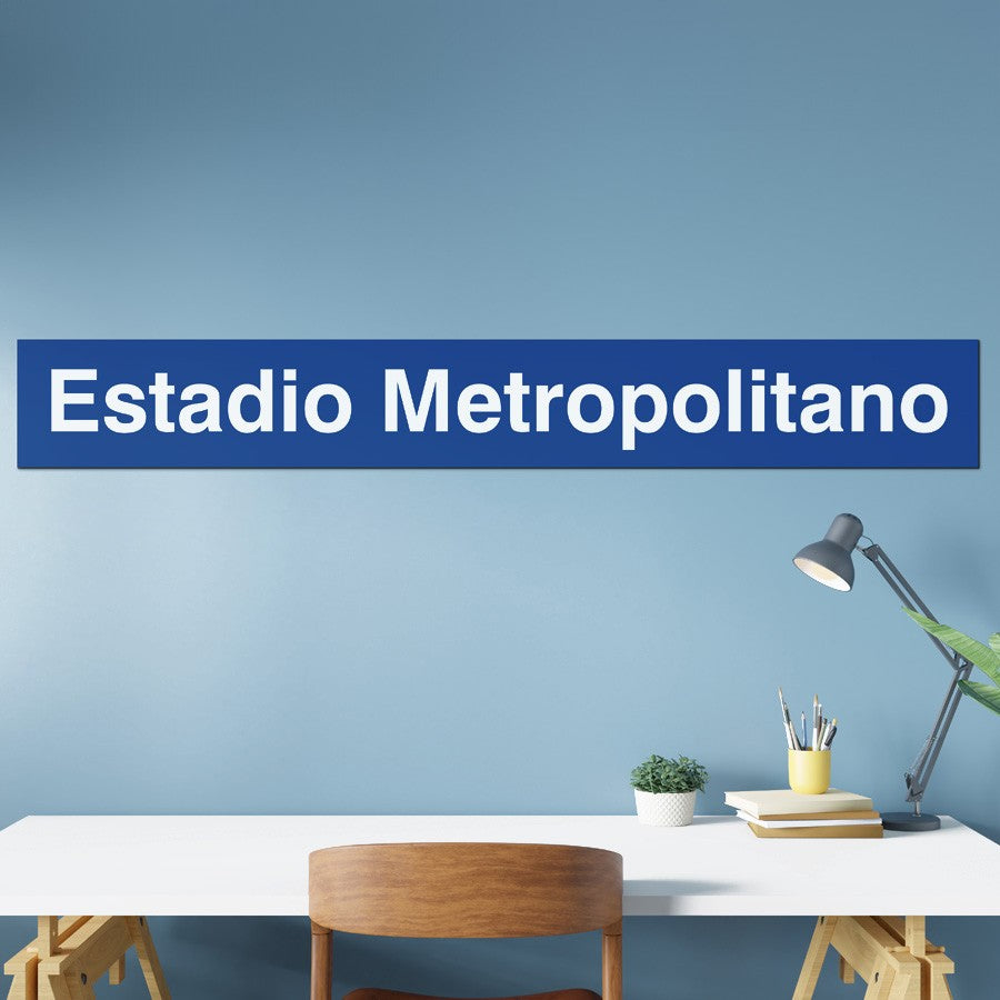 Decoración de oficina con letrero azul Estadio Metropolitano en pared, escritorio moderno