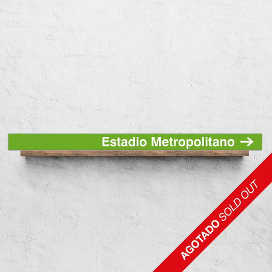 Letrero verde Estadio Metropolitano sobre pared blanca, cinta rojo agotado sold out