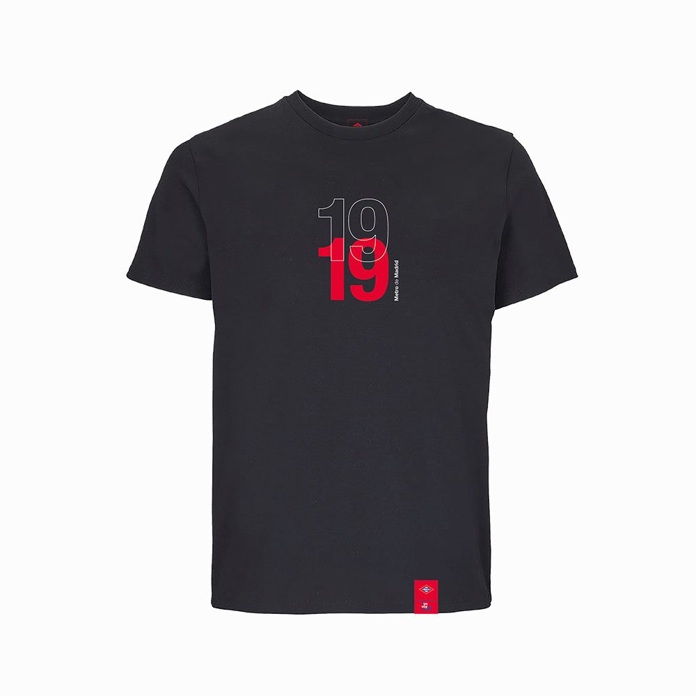 Camiseta negra con estampado gráfico '1919' en rojo y blanco, diseño moderno, fondo blanco.