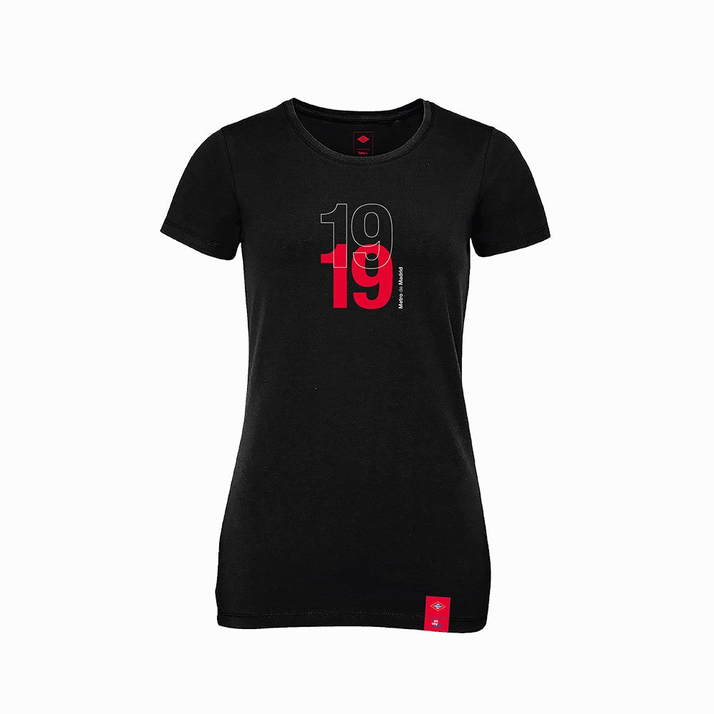 Camiseta negra de mujer con estampado frontal de número 19 en rojo y blanco, fondo blanco.