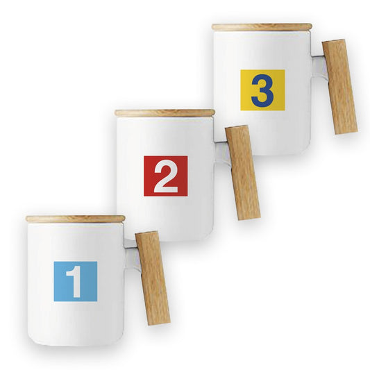 Tazas blancas de cerámica con mango de madera y números 1, 2 y 3 en colores