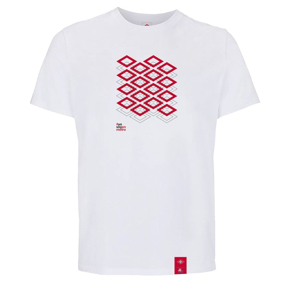 Camiseta blanca con diseño geométrico rojo y el texto #YoVoyEnMetro en el pecho.