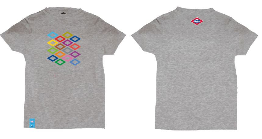 Camiseta gris con diamantes de colores en el frente y logo en la espalda, diseño moderno.