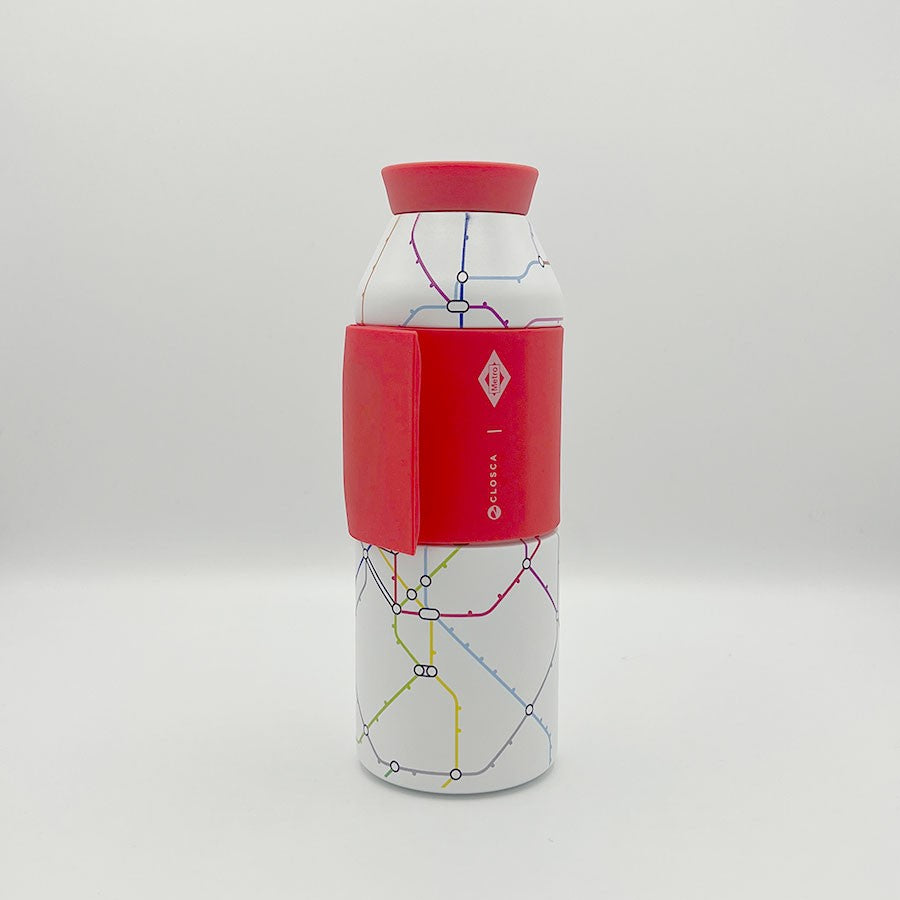 Botella reutilizable con diseño de mapa metro Madrid y funda roja, fondo blanco minimalista
