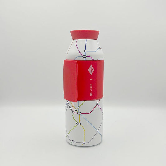 Botella reutilizable con diseño de mapa metro Madrid y funda roja, fondo blanco minimalista