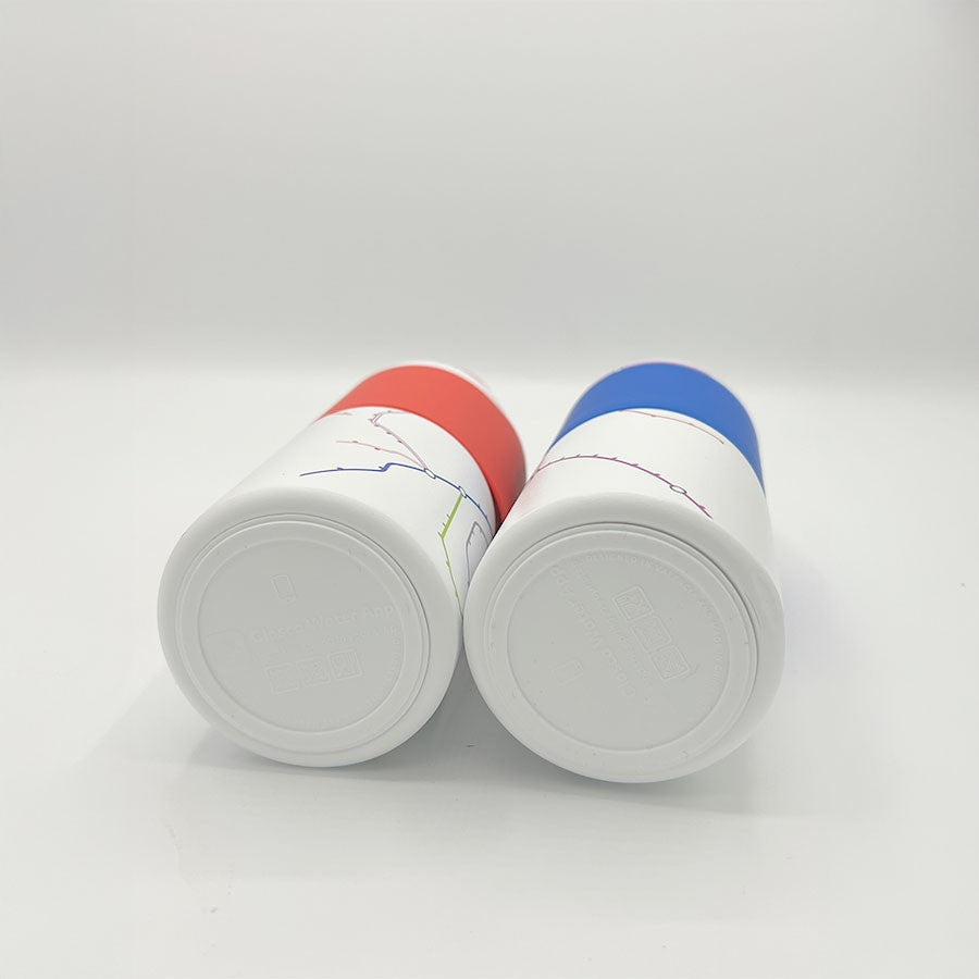 Dos termos blancos con tapas roja y azul, diseño de líneas coloridas, fondo blanco minimalista.