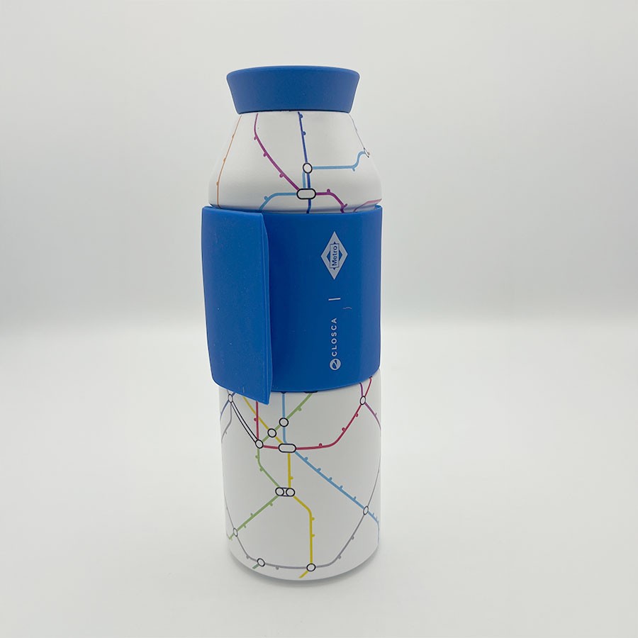 Botella reutilizable Closca con diseño de mapa de metro y funda azul sobre fondo blanco
