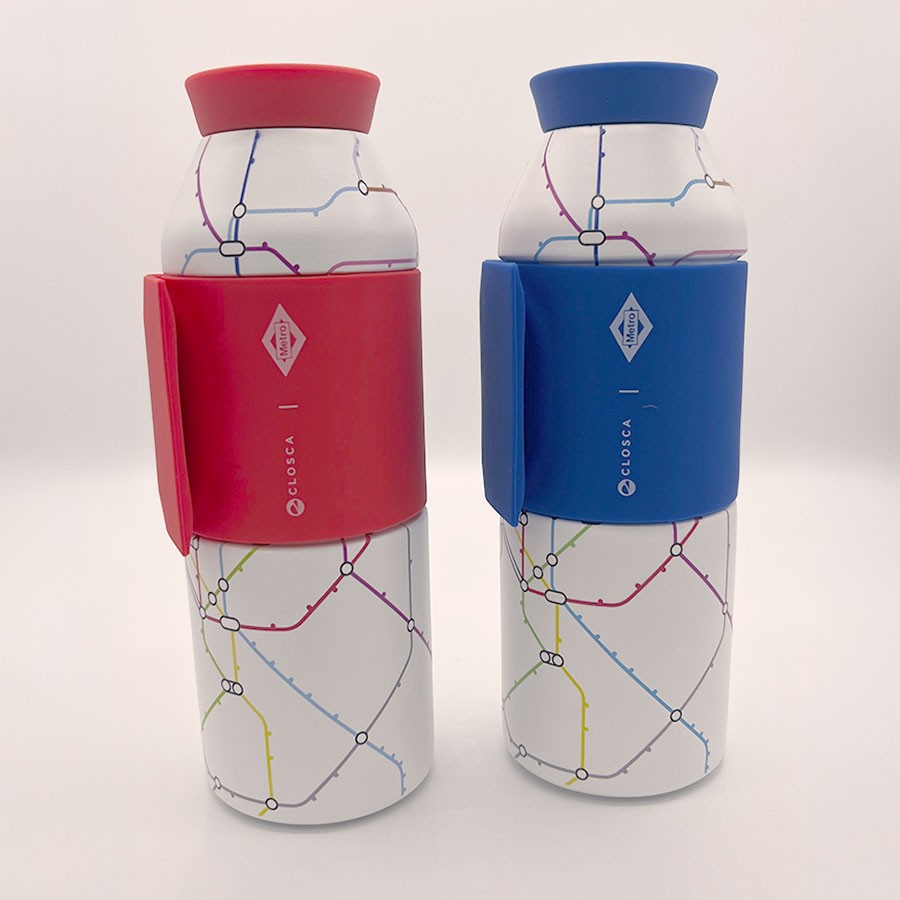 Botellas Closca con diseño de mapa de metro, tapas roja y azul, fondo blanco minimalista