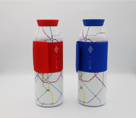 Botellas reutilizables Closca con diseño de mapa de metro y bandas de silicona roja y azul