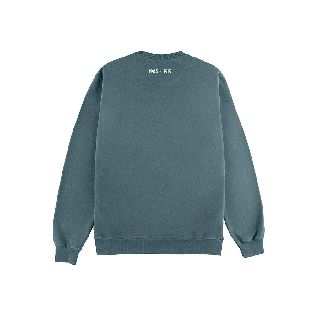 Sudadera azul verdosa unisex con inscripción '1983 x 1919' en la parte trasera del cuello