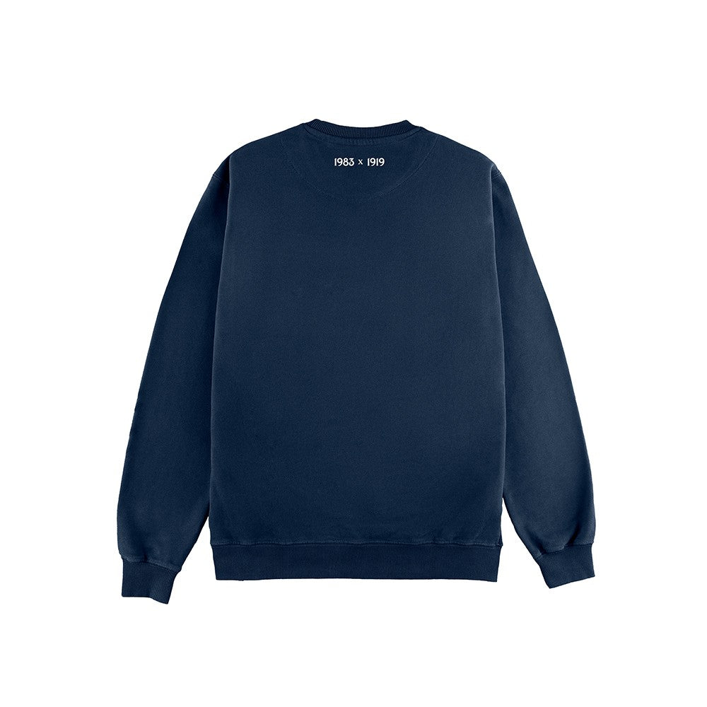 Sudadera azul marino básica vista trasera con texto blanco 1983 x 1919 en el cuello