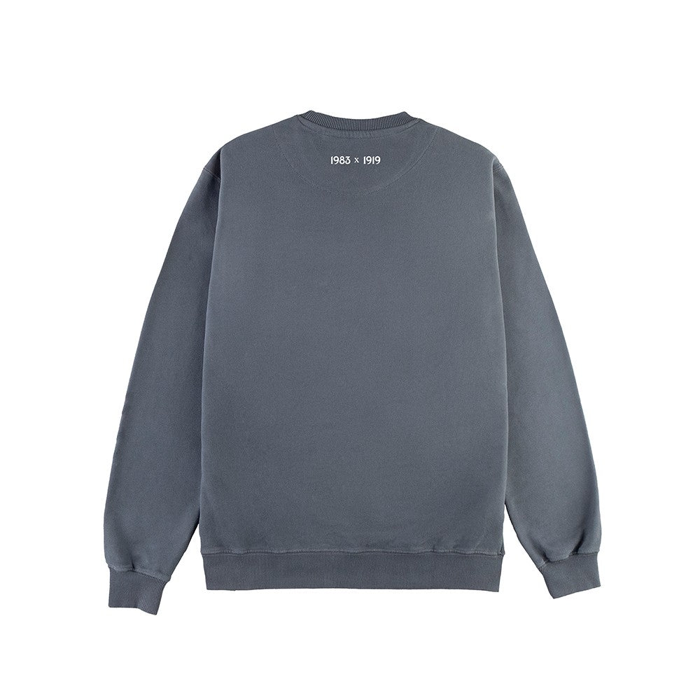 Sudadera gris de manga larga vista trasera con texto 1983 x 1919 en la parte superior.