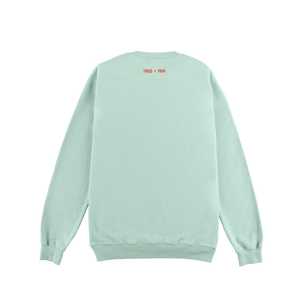 Sudadera verde menta con texto rojo '1983 x 1919' en la parte trasera, moda casual