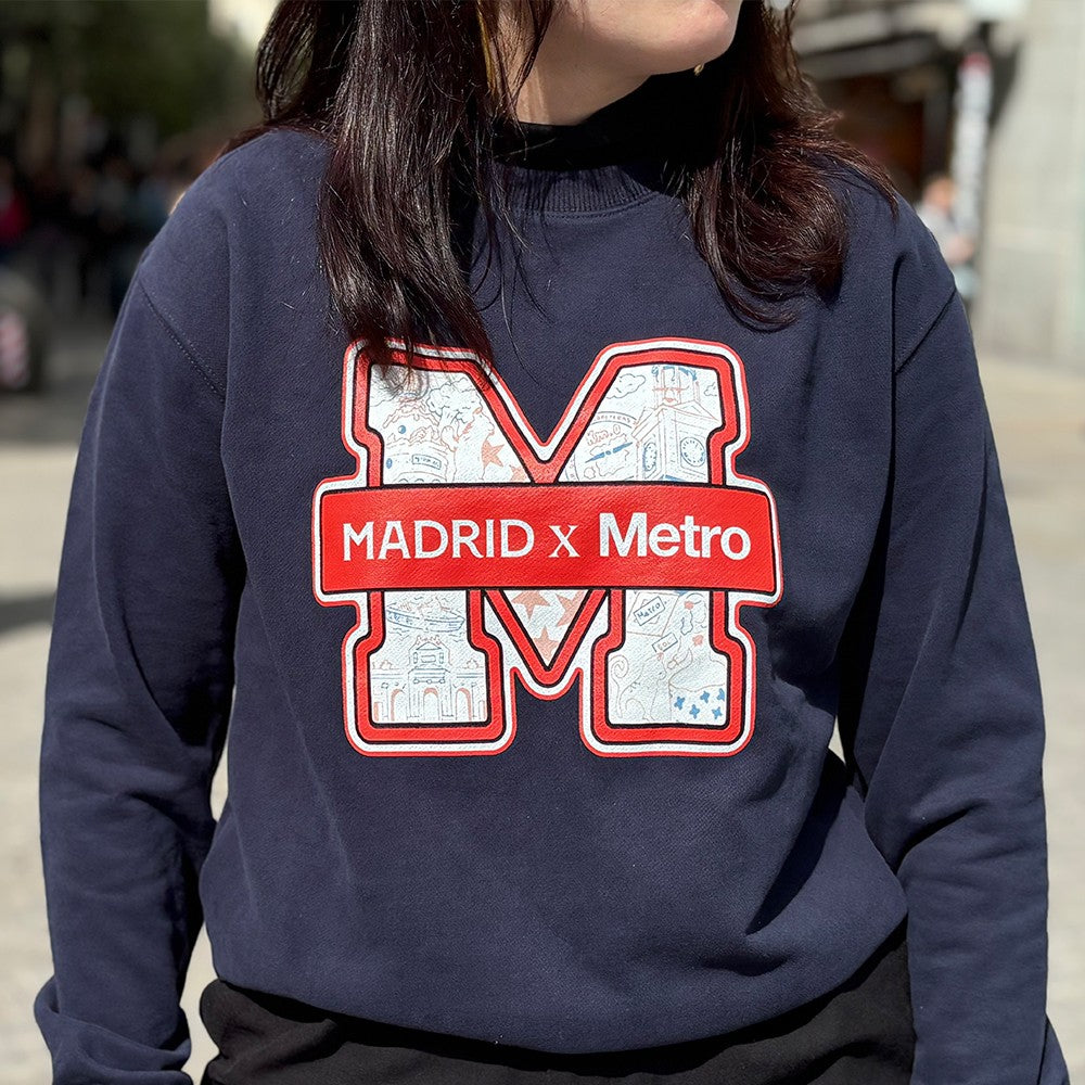 Sudadera azul con letra M y logo 'MADRID x Metro' en diseño urbano, moda streetwear Madrid
