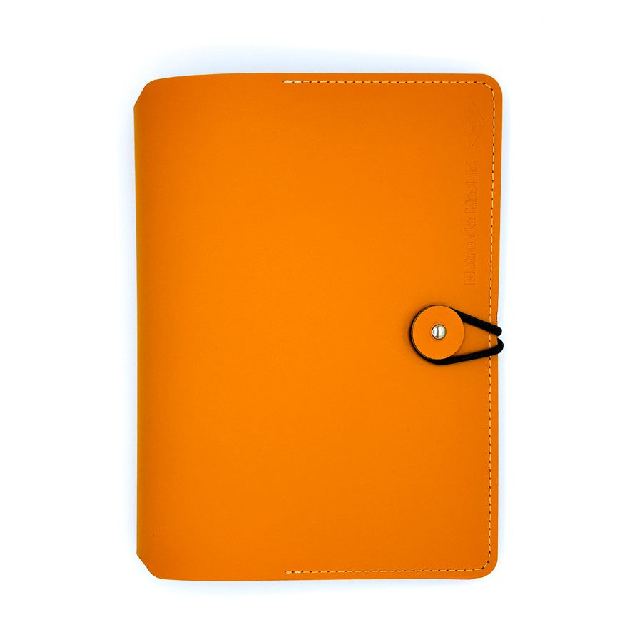 Carpeta de piel naranja con cierre elástico, diseño minimalista y costuras visibles