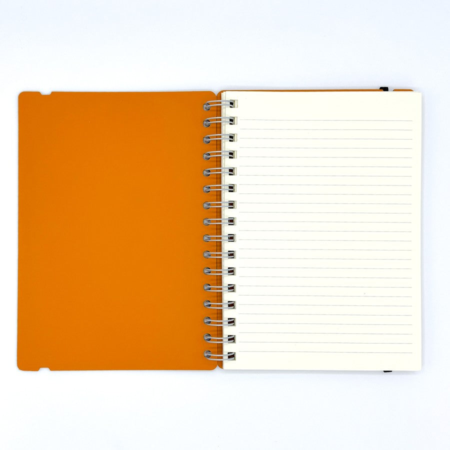 Cuaderno de espiral abierto con tapa naranja y páginas rayadas sobre fondo blanco