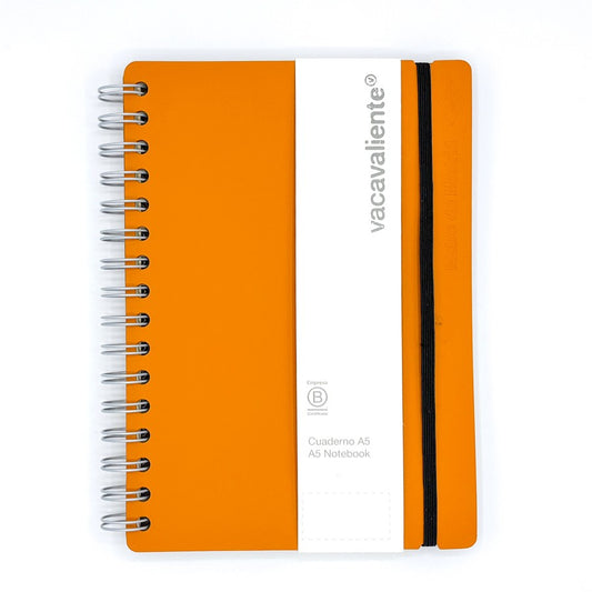 Cuaderno A5 naranja Vacavaliente con espiral metálica y banda elástica negra