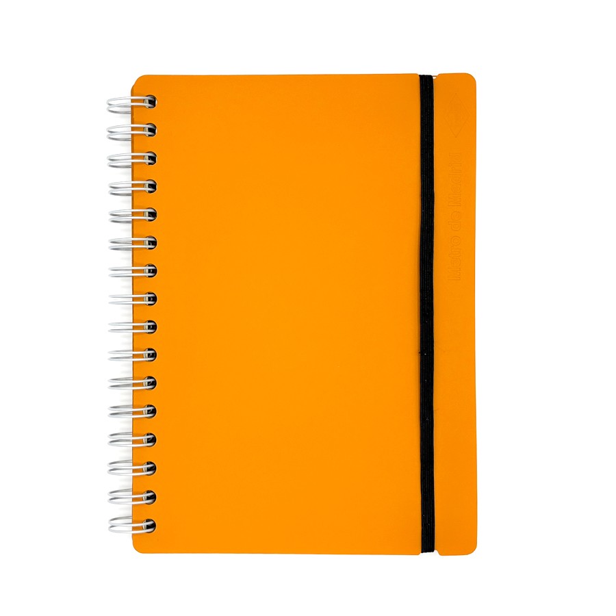 Cuaderno naranja con espiral metálico y banda elástica negra, papelería escolar