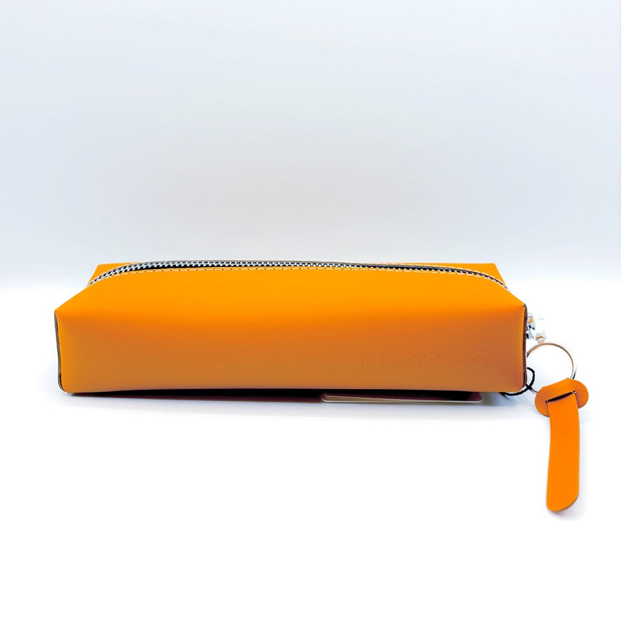 Estuche rectangular naranja con cremallera y llavero sobre fondo blanco
