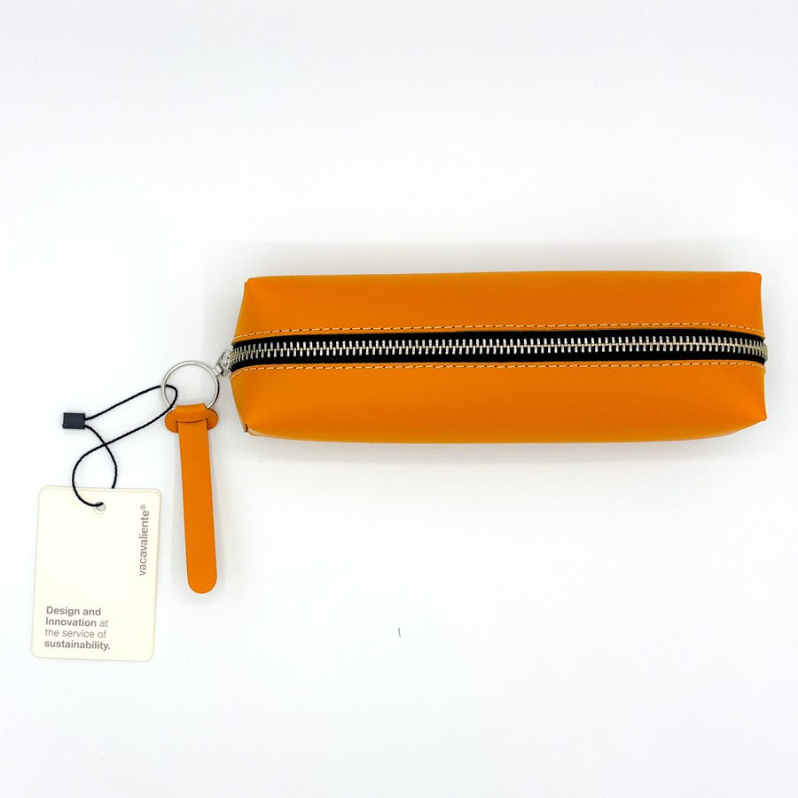 Estuche naranja de cuero con cremallera metálica y etiqueta de sostenibilidad en fondo blanco